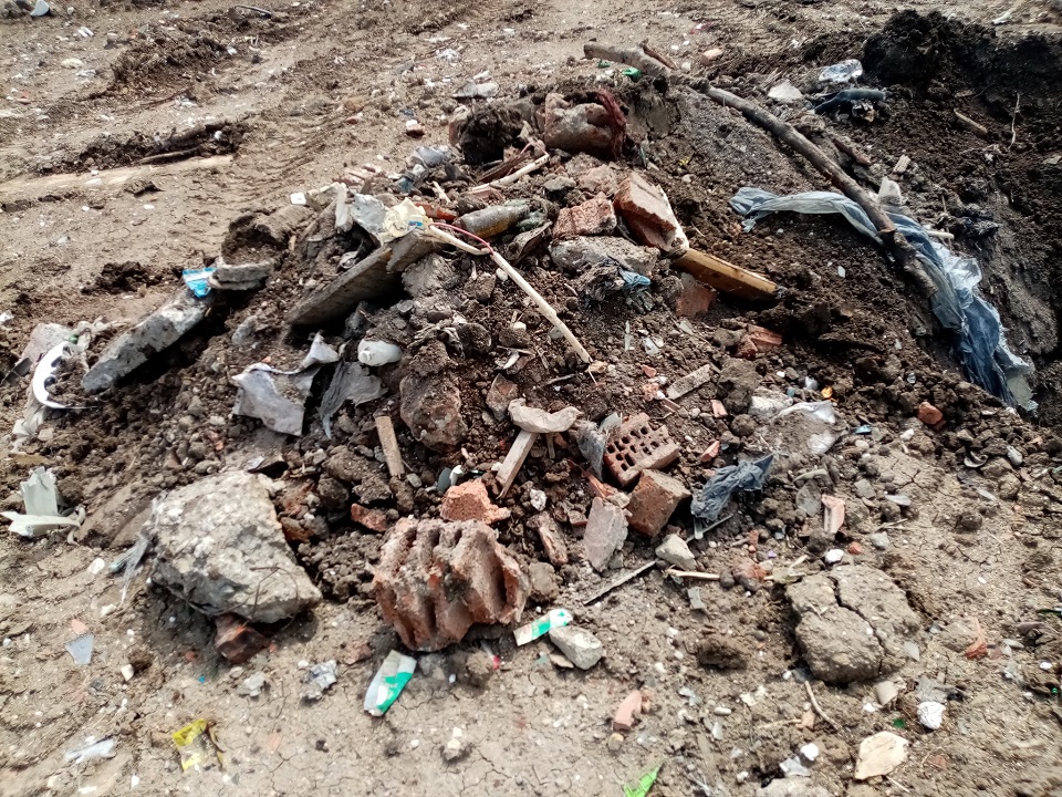 Mormane de gunoaie îngropate într-o comună din Timiș. Garda de Mediu a făcut plângere penală