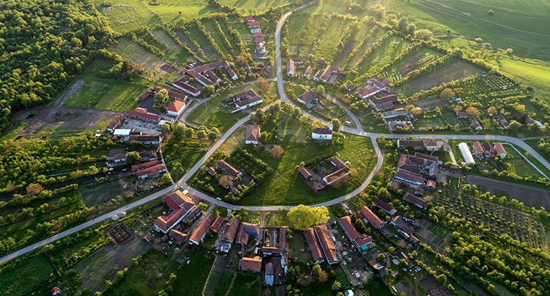 Singurul sat rotund din România, aflat în Timiș, pus în valoare cu bani europeni