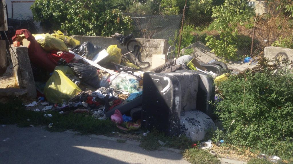 Tone de gunoaie aruncate ilegal pe domeniul public, la Timișoara