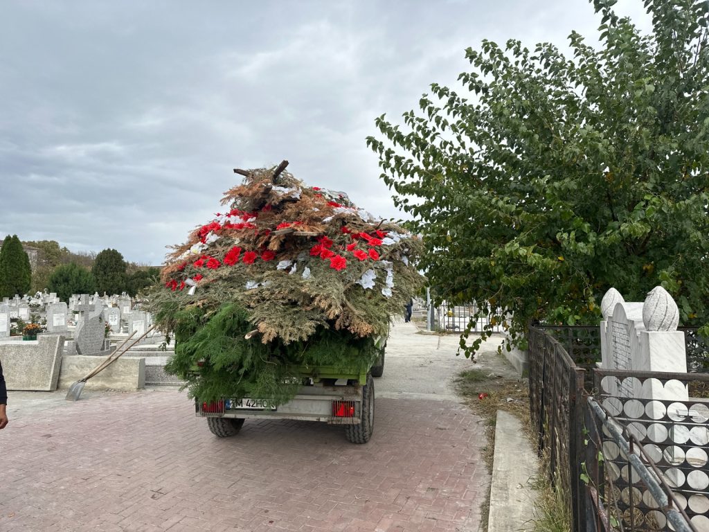 Plin de gunoaie în cimitirele din Timișoara