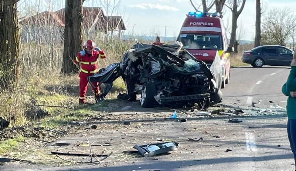 Doi tineri, morți într-un accident în Timiș